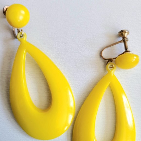 3 pairs of vintage plastic acrylic earrings. - Picture 4 of 6